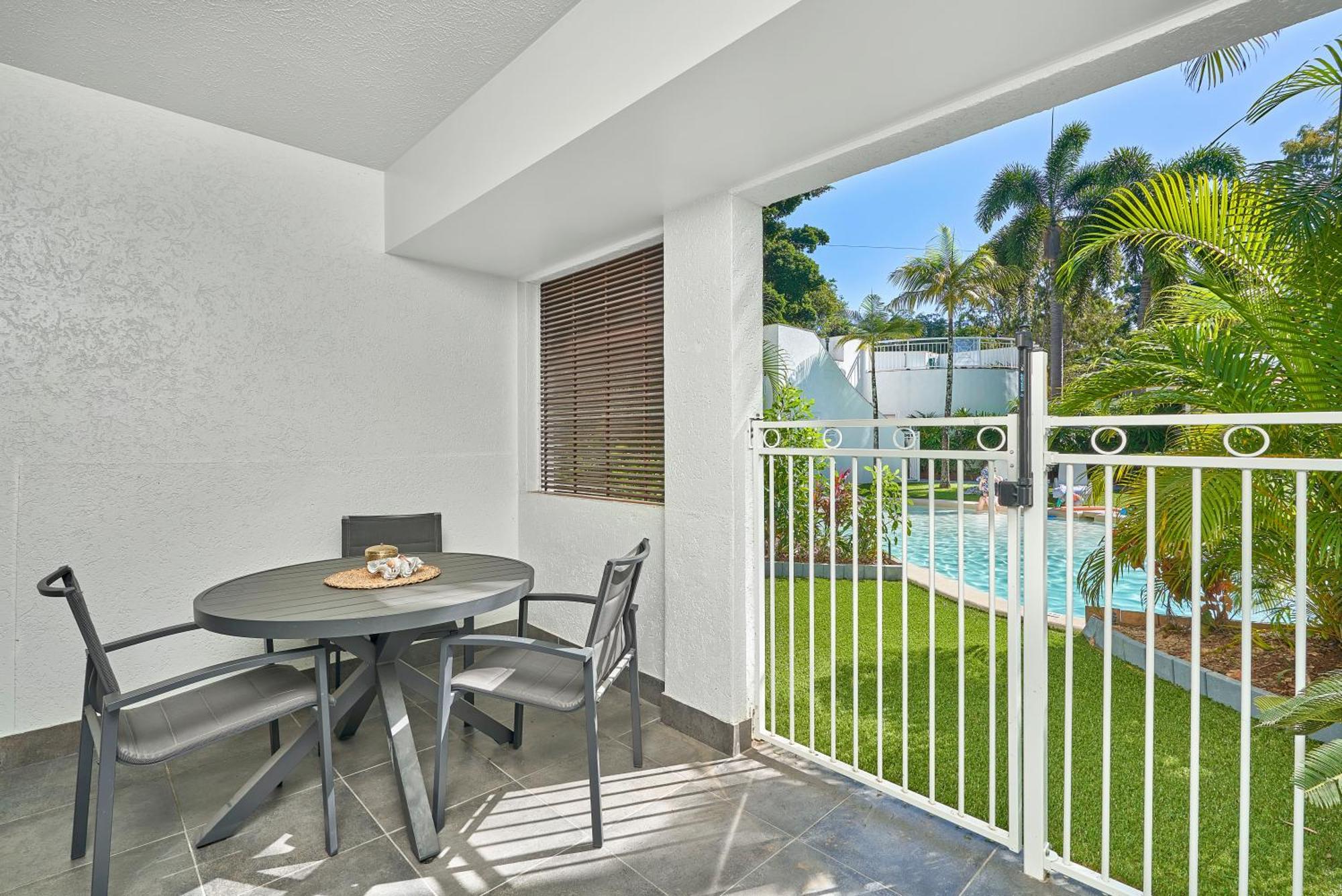 Alassio Apartments With Direct Pool Access Palm Cove Room photo