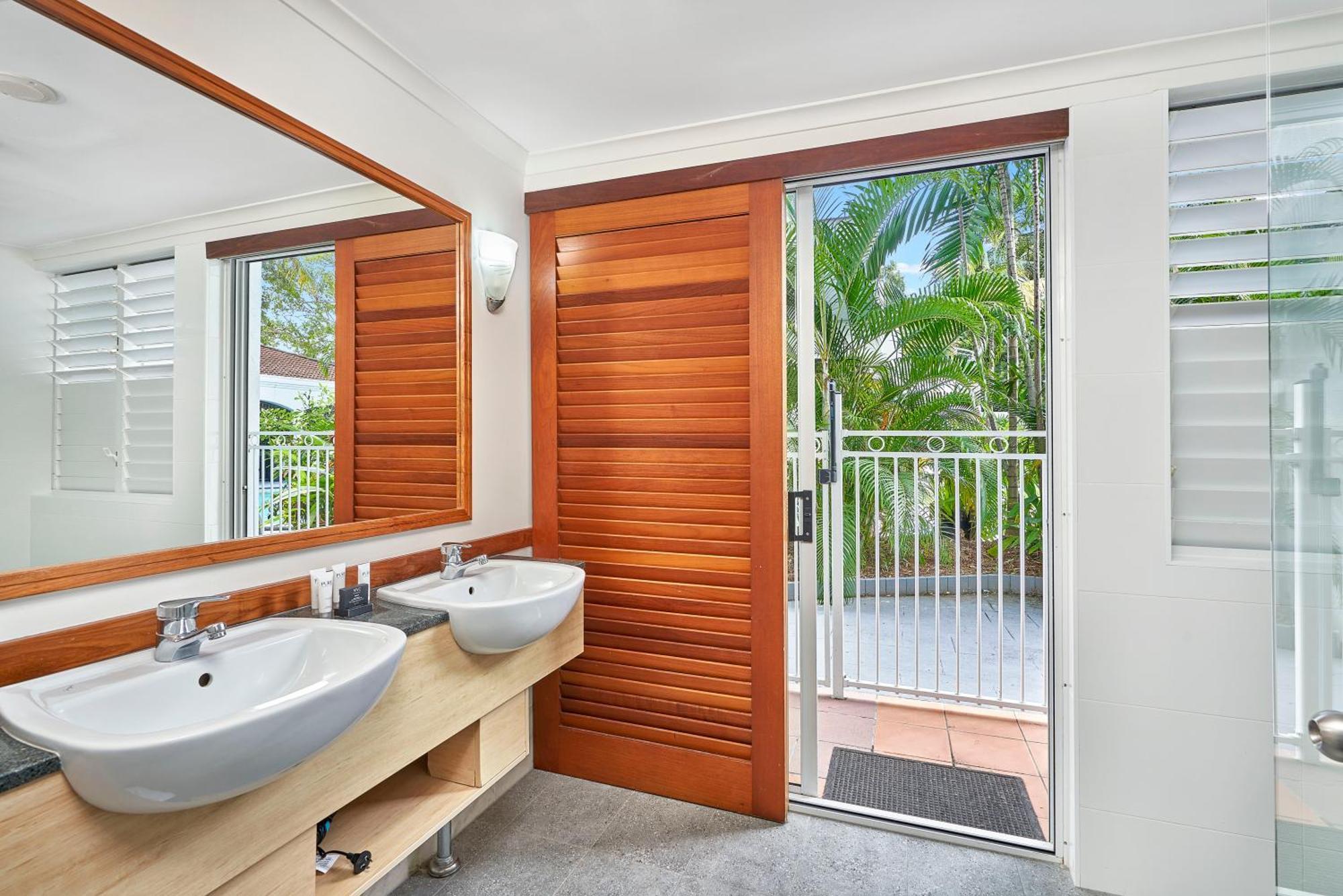 Alassio Apartments With Direct Pool Access Palm Cove Room photo
