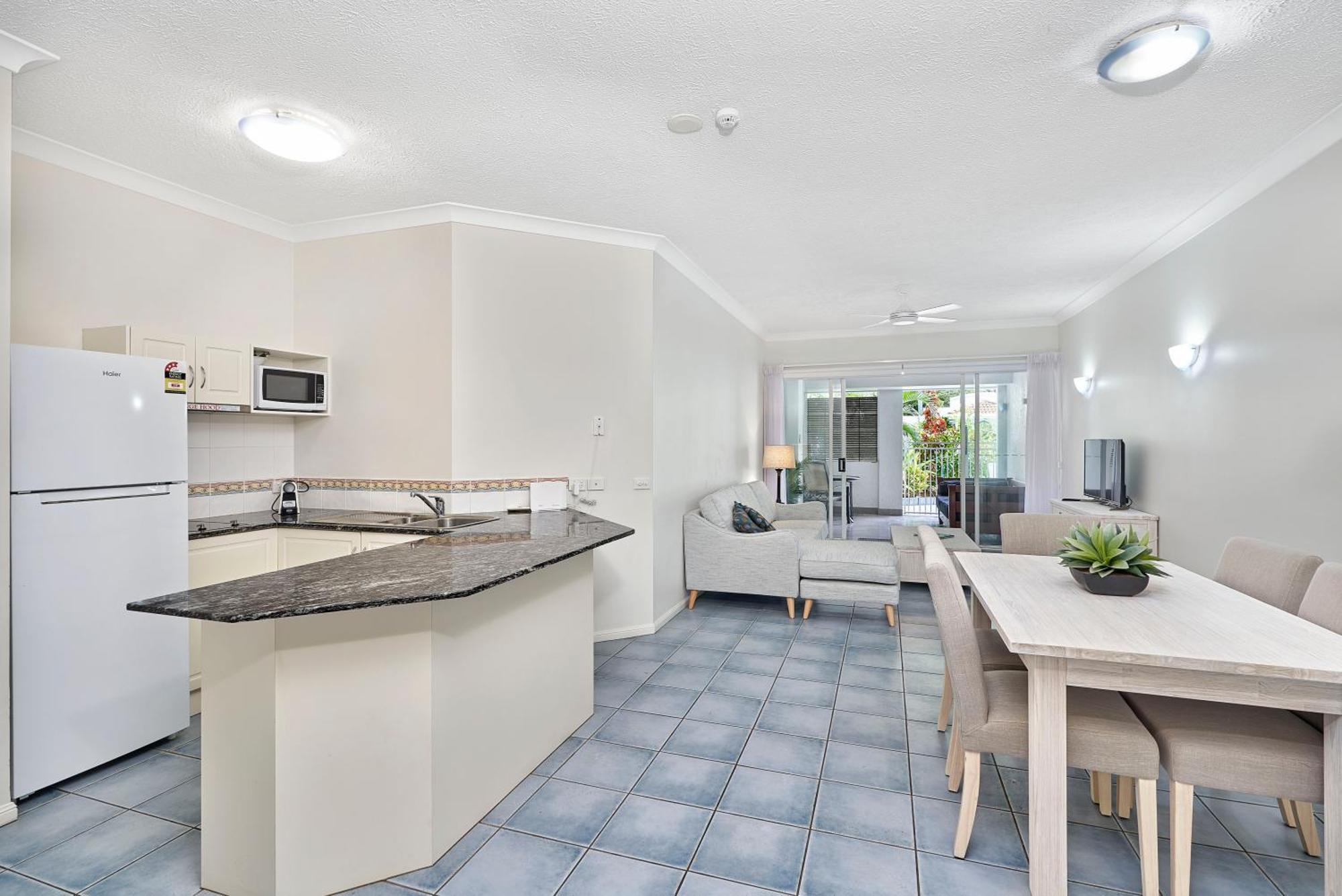 Alassio Apartments With Direct Pool Access Palm Cove Room photo