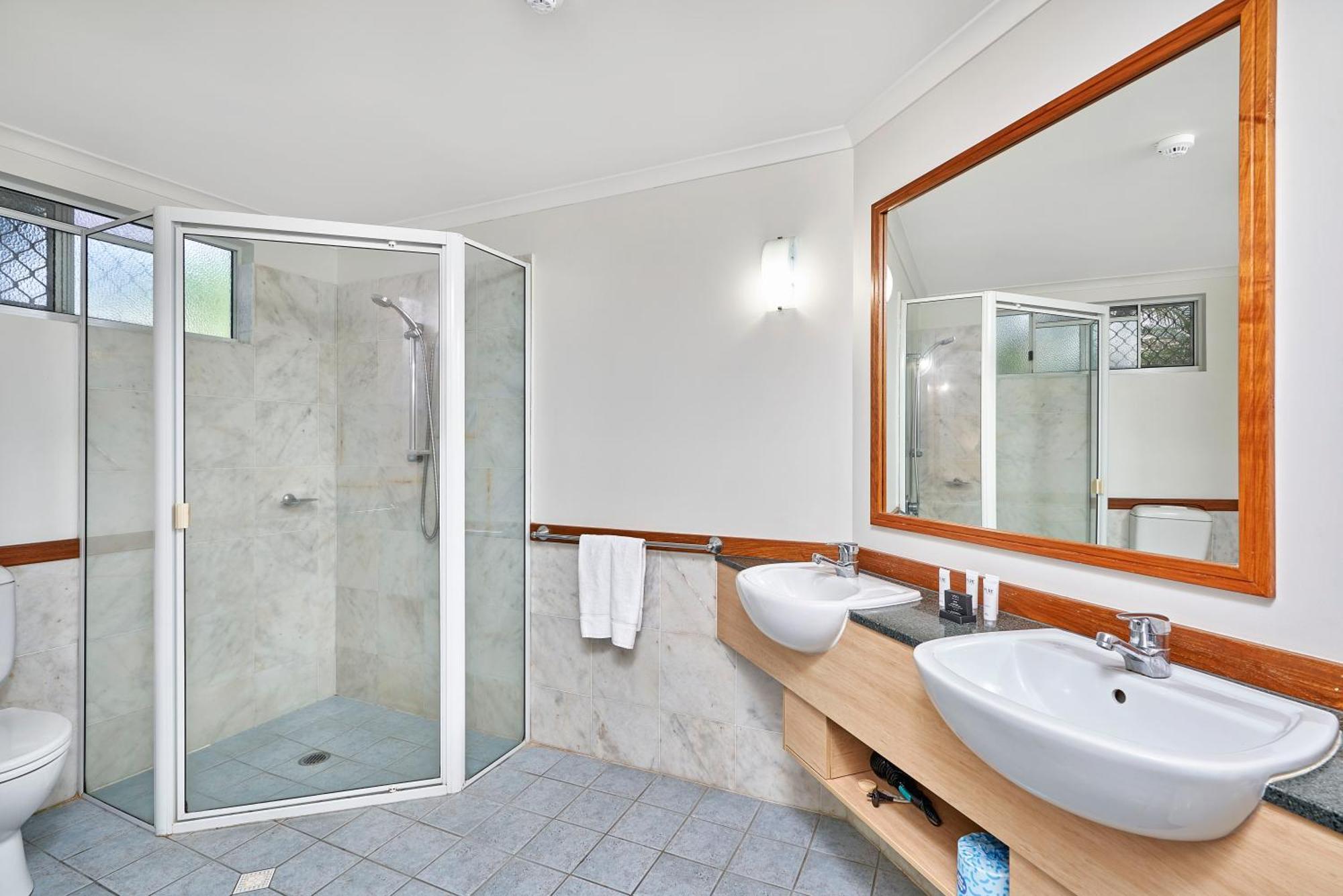 Alassio Apartments With Direct Pool Access Palm Cove Room photo