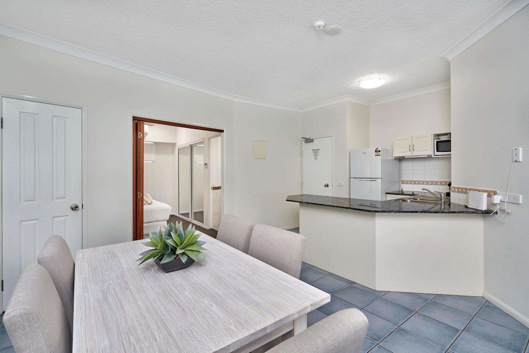 Alassio Apartments With Direct Pool Access Palm Cove Room photo